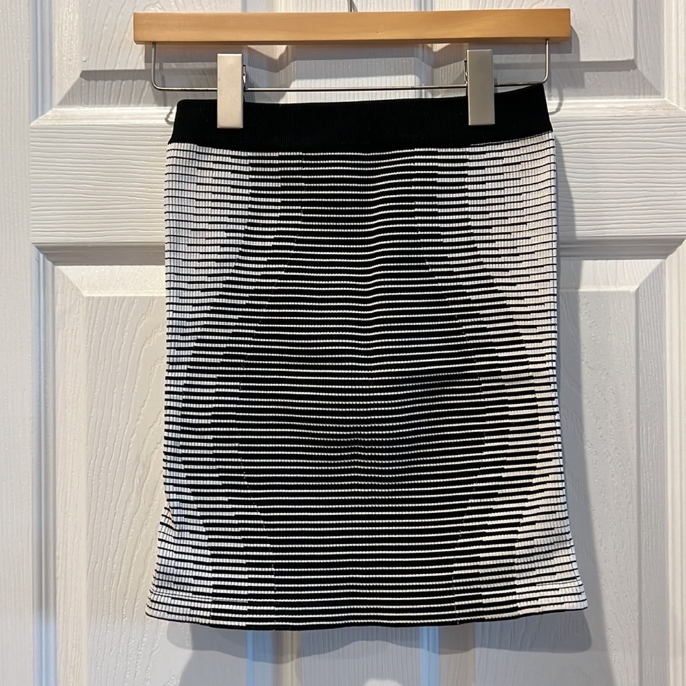BCBGeneration Bodycon Abstract Seamless Set - Picture 11 of 16